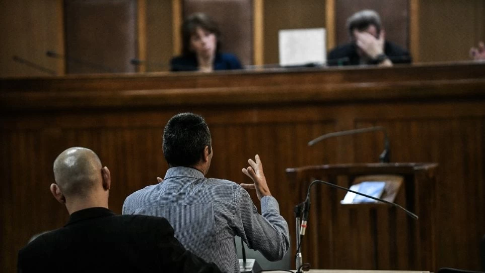 Δίκη Χρυσής Αυγής: «Η Χρυσή Αυγή δεν είχε ρατσιστικές απόψεις… Οι δυο σιδερογροθιές και τα μαχαίρια ήταν καθαρά συλλεκτικά», υποστήριξε κατηγορούμενος